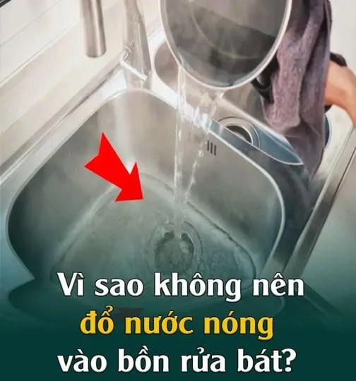 Vì sao không nên đổ nước nóng vào bồn rửa bát