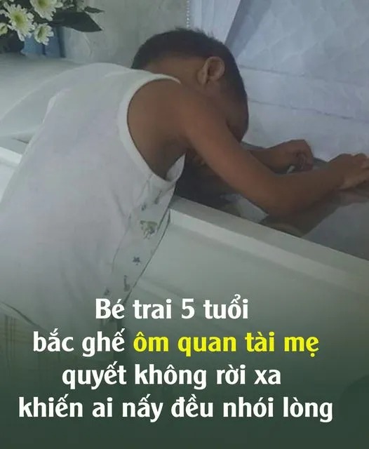 Bé trai 5 tuổi bắc ghế ôm q.uan t.ài mẹ, quyết không rời xa khiến ai nấy đều nhói lòng…